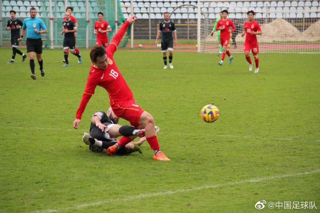 他掀开裙子舌头进去添视频