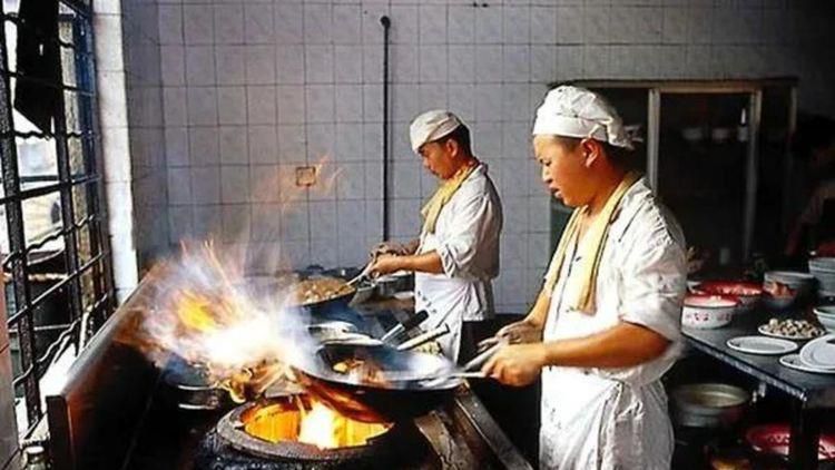 向日葵总是在夜晚绽放动漫